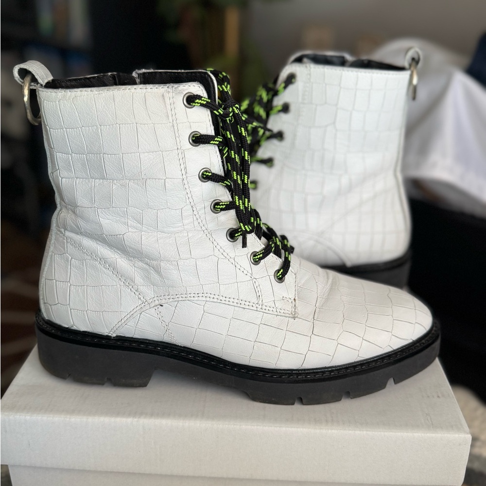 L’Intervalle Gene White Croco Leather Combat Boots – Size 39